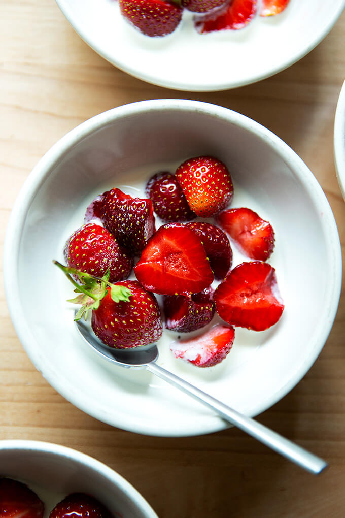 Effortless Summer Bliss: Simple Strawberry Cream Desserts